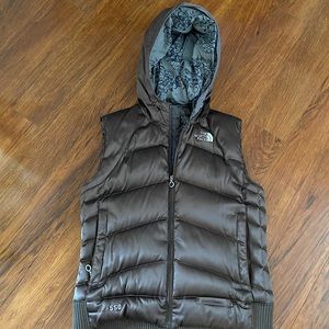 The North Face 550 down vest with hood. Brown size L. excellent conditioning